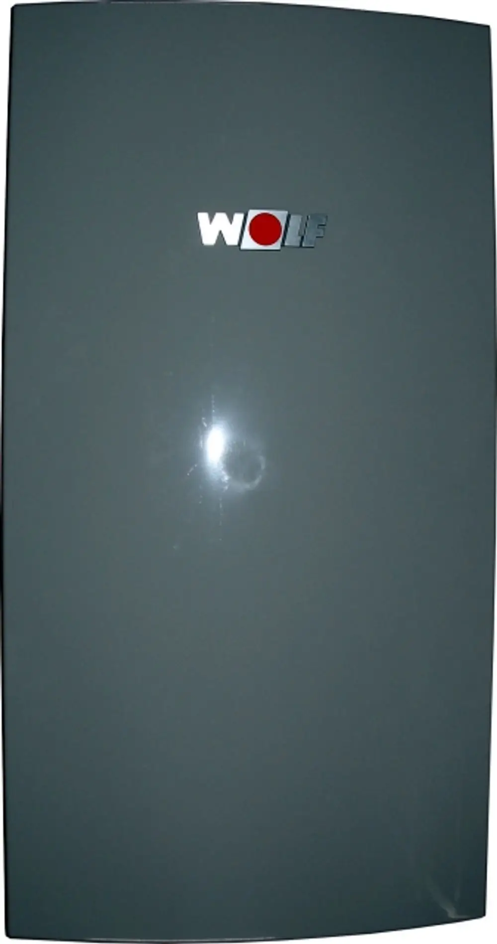 Graue Filtertür mit dem Logo der Marke Wolf, präsentiert auf einer glatten Oberfläche. Die Tür hat eine glänzende Oberfläche ohne erkennbare Rillen oder Muster.